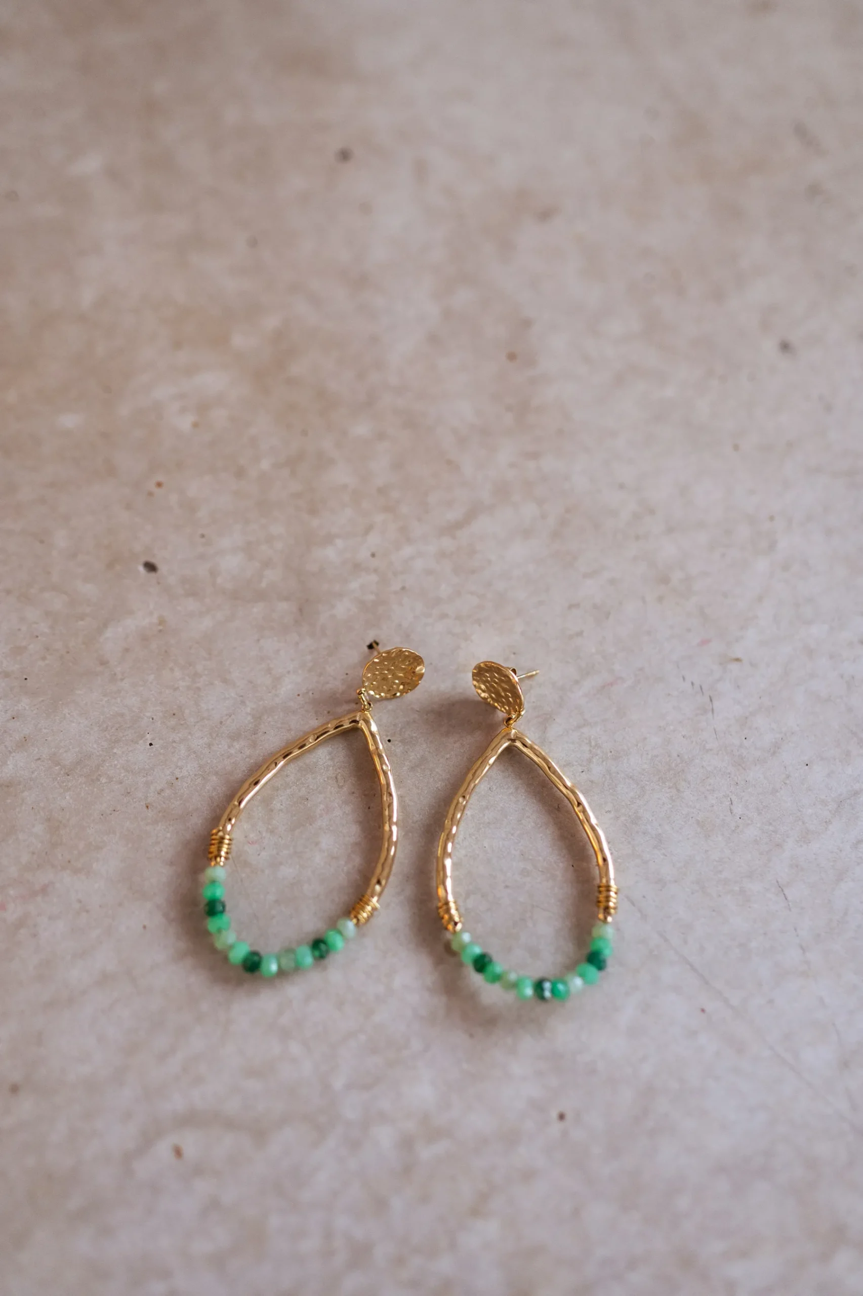Boucles d'oreilles-EASY-CLOTHES Boucles d’oreilles Klaro dorées | Boucles d’oreilles à perles vertes | Prêt-à-porter en ligne | Easy Clothes Dorées