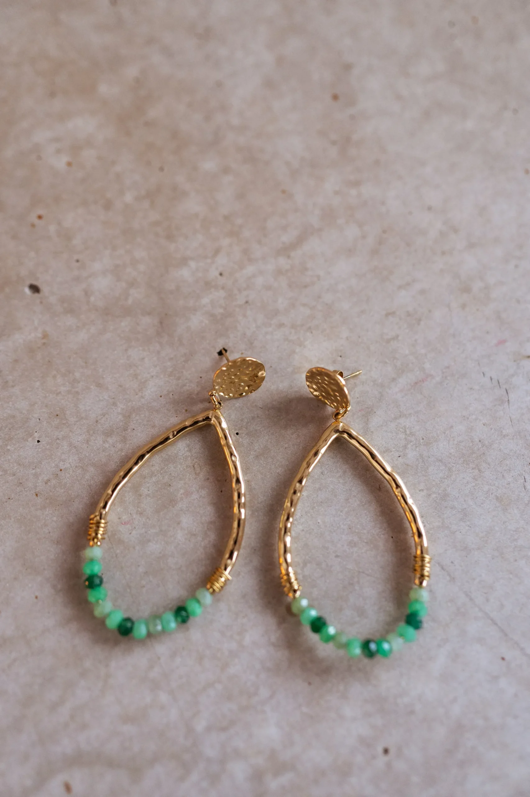 Boucles d'oreilles-EASY-CLOTHES Boucles d’oreilles Klaro dorées | Boucles d’oreilles à perles vertes | Prêt-à-porter en ligne | Easy Clothes Dorées